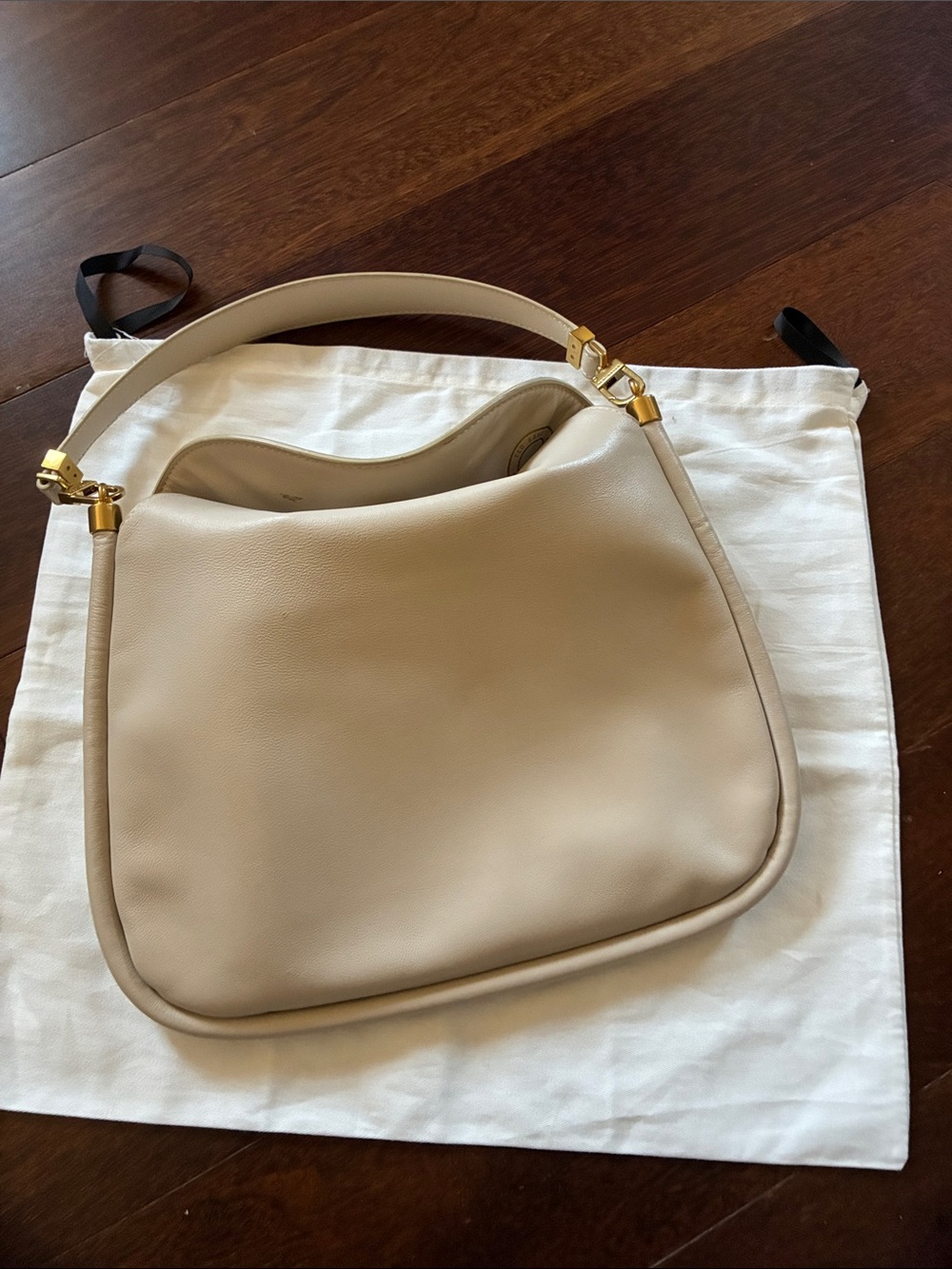 Cream Leather Shoulder Bag with Gold Hardware in good condition
